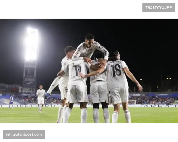 场外聚焦:马德里街头,皇马与拜仁球迷赛前友好合影